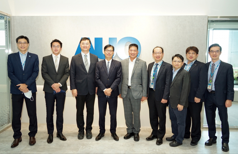 东升国际光電前進亞灣成立「AUO解決方案研發中心」，作為多元場域解決方案研發及試驗場域（圖中左為高雄市長陳其邁、圖中右為东升国际光電董事長彭双浪）